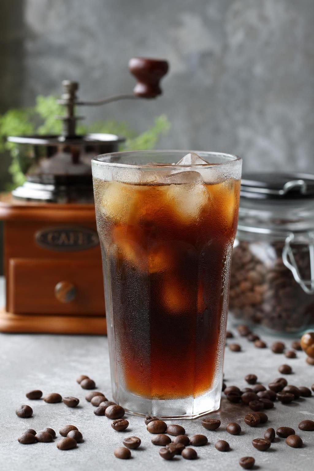 découvrez notre recette d'americano glacé, la boisson rafraîchissante parfaite pour l'été. facile à préparer, savoureuse et idéale pour vous désaltérer en toute élégance.